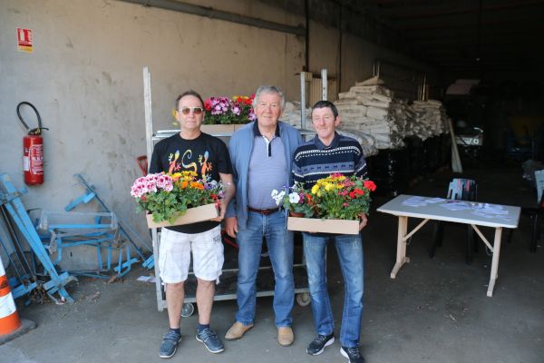 Remise des caissettes de fleurs aux participants des maisons fleuries 2018  24.05.2019 